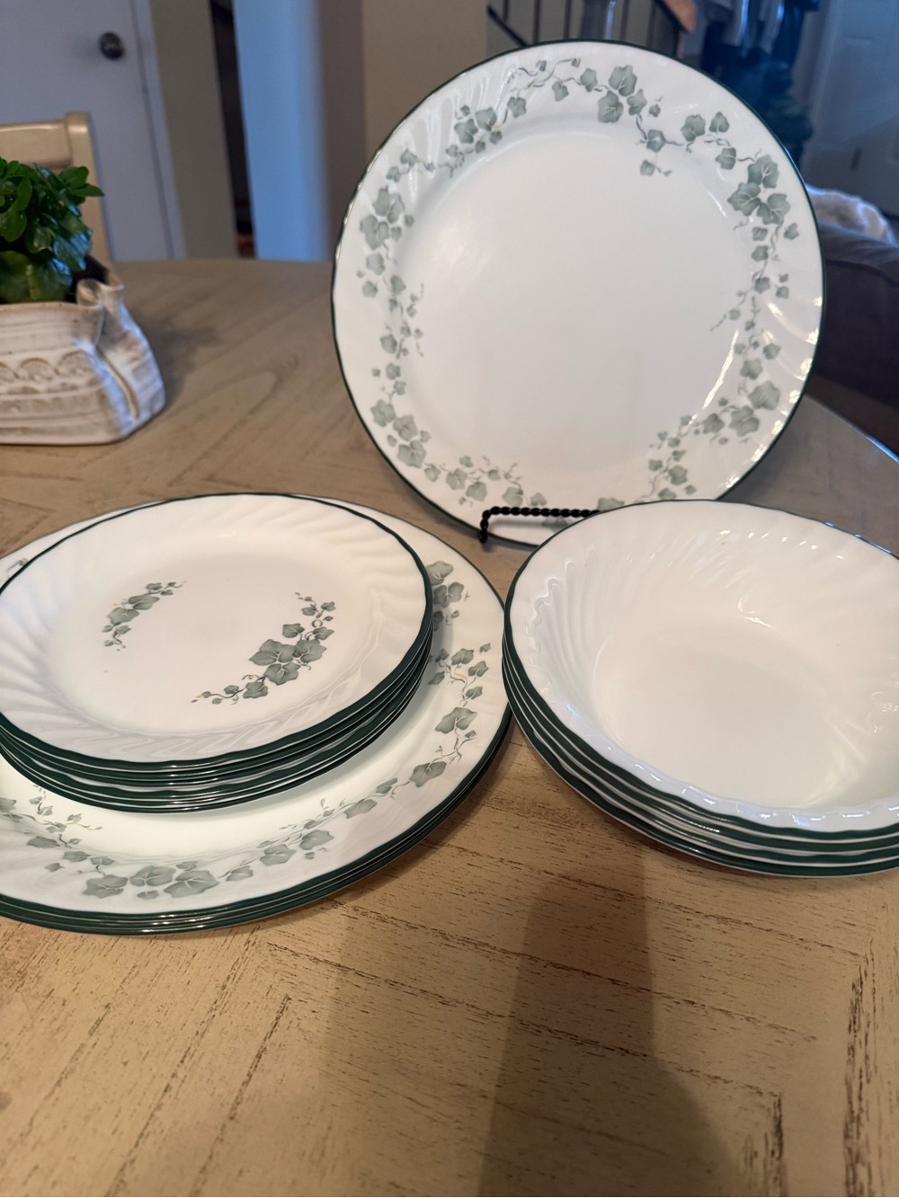 Corelle Callaway green ivy 14 piece set dinner, dessert plates and bowls